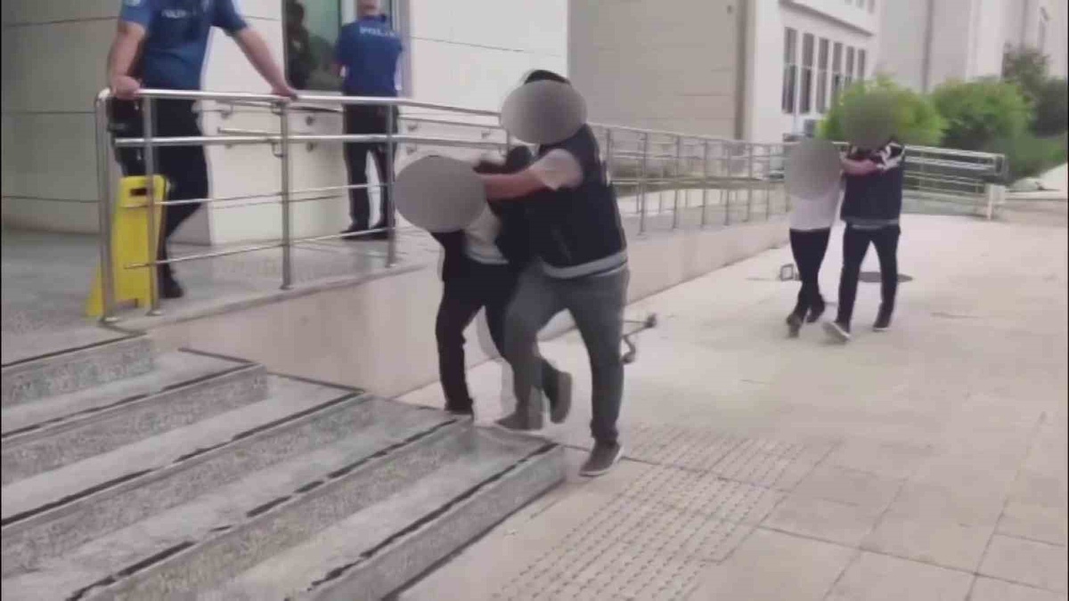 Adana\'da narkotik polisi 9 kilo 250 gram skunk ele geçirdi, 2 şüpheli tutuklandı