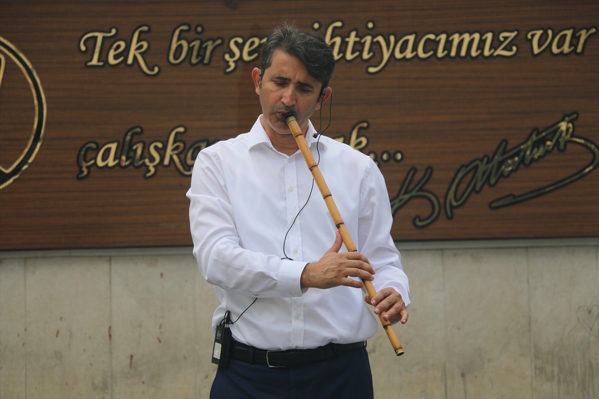 Adana Cebesoy İlkokulu Müdürü Ahmet Çağlar, ney üfleyerek öğrencilere ilham veriyor
