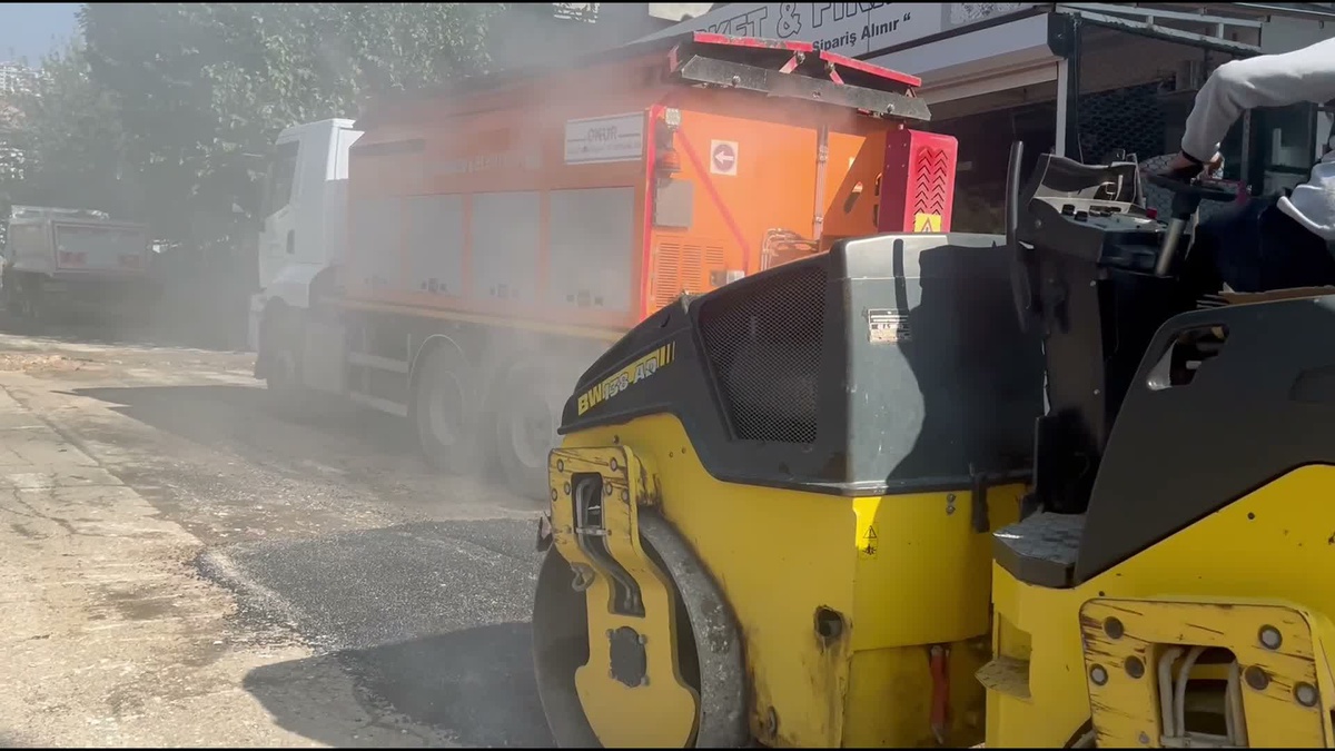 Adıyaman Belediyesi 6 mahallede 8 cadde ve sokakta yol onarımı yapıyor