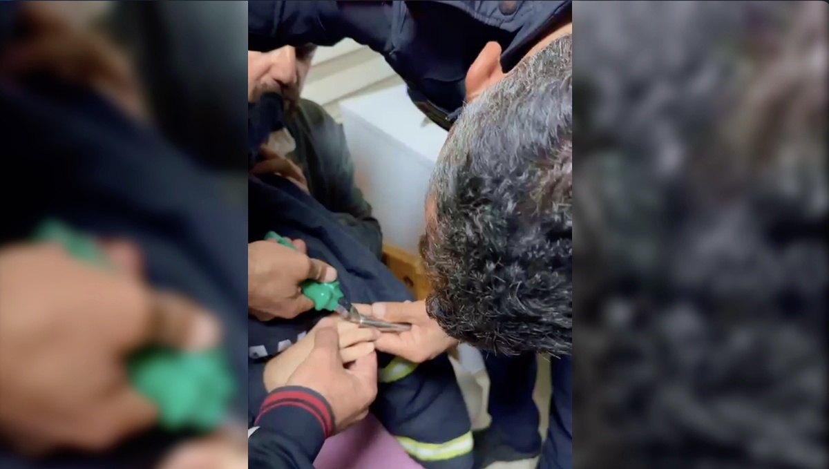 Adıyaman\'da itfaiye, demir boruya sıkışan çocuğun parmağını 30 dakikada kurtardı.