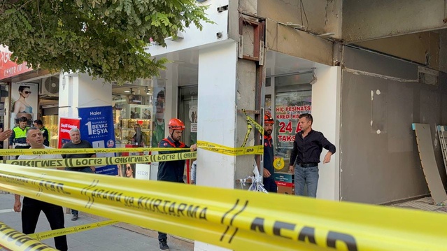 Adıyaman'da ağır hasarlı binadan ses ihbarı ekipleri harekete geçirdi, bina boş çıktı