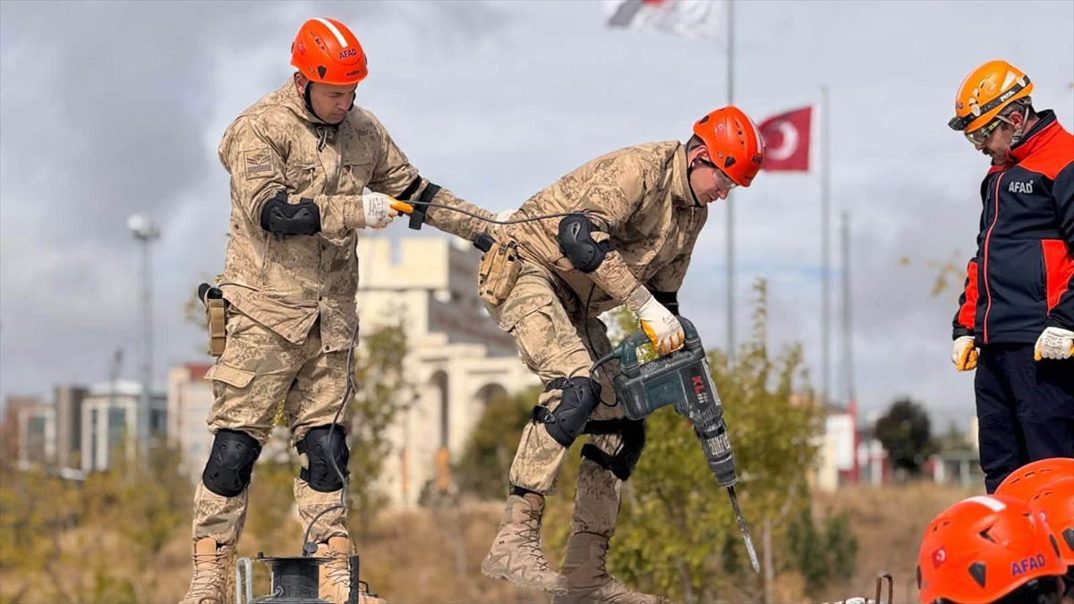 Yozgat\'ta jandarma personeline enkazda arama kurtarma ve sedye taşıma eğitimi verildi