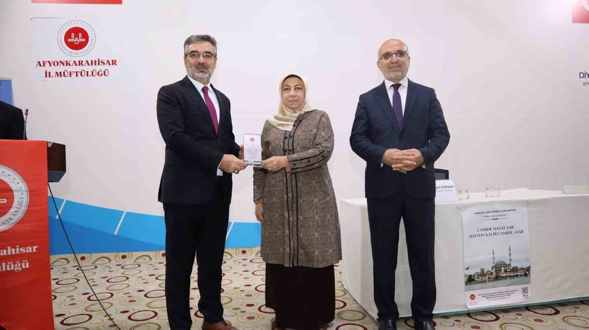 Afyonkarahisar\'da din görevlileri haftasında emekli görevlilere plaket verildi
