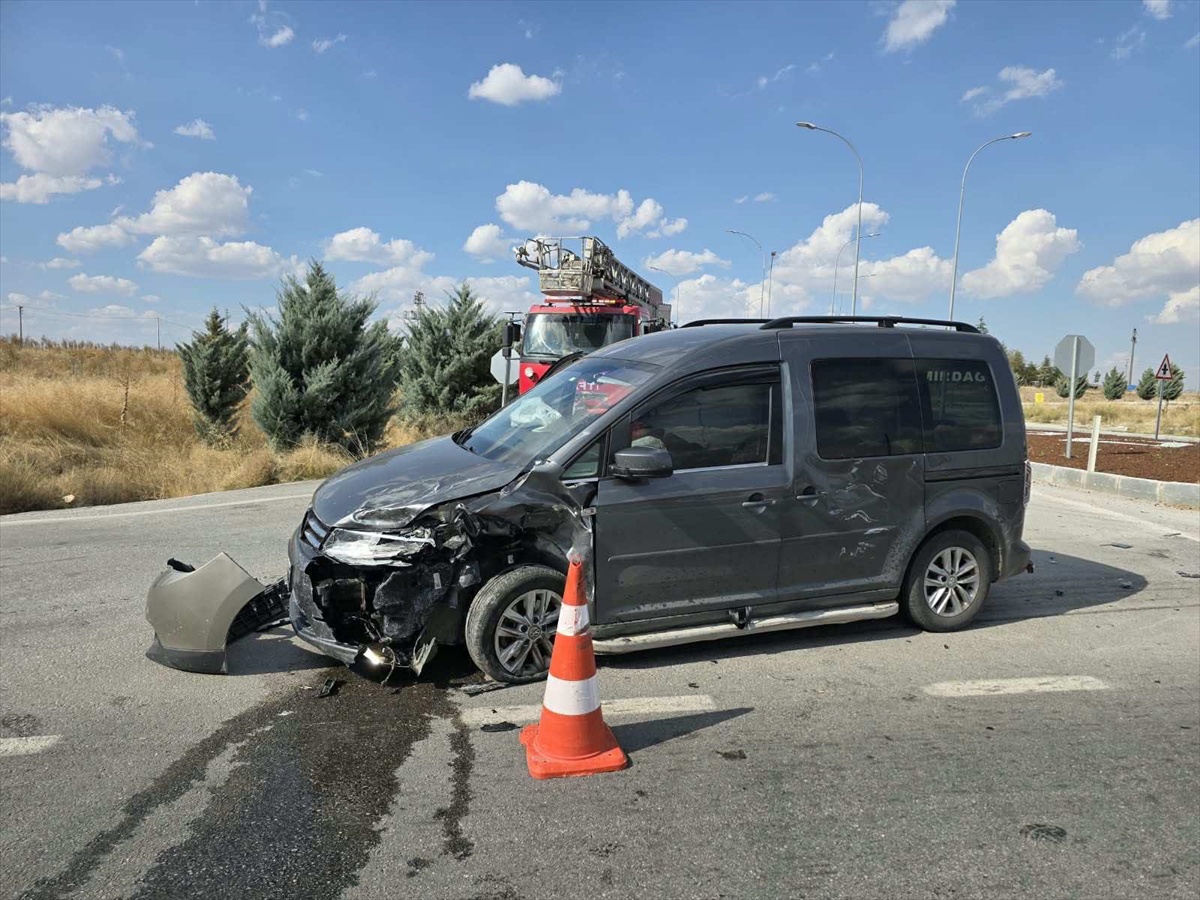 Afyonkarahisar Emirdağ\'da hafif ticari araçlar çarpıştı, 1 kişi öldü, 6 yaralandı
