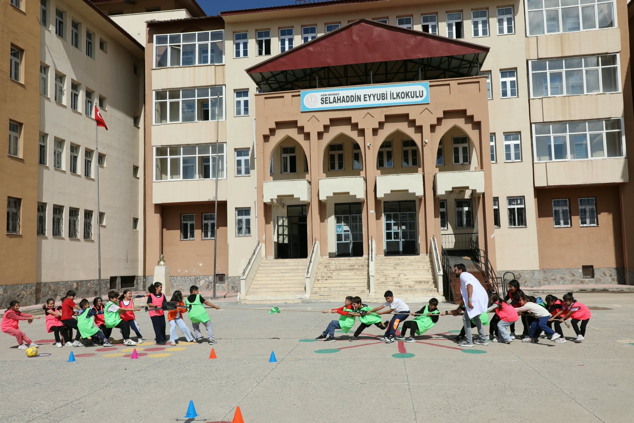 Ağrı'da geleneksel çocuk oyunları 843 okulda 85 bin 812 öğrenciyle buluştu