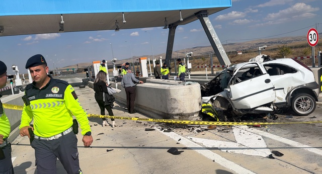 Aksaray'da feci kaza! Beton bariyere çarpan sürücü hayatını kaybetti