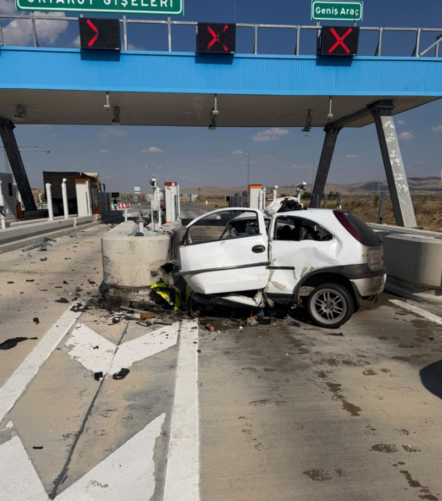 Aksaray'da feci kaza! Beton bariyere çarpan sürücü hayatını kaybetti