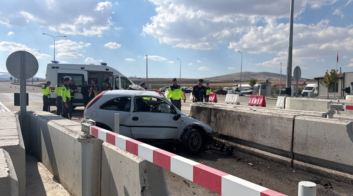 Aksaray\'da feci kaza! Beton bariyere çarpan sürücü hayatını kaybetti