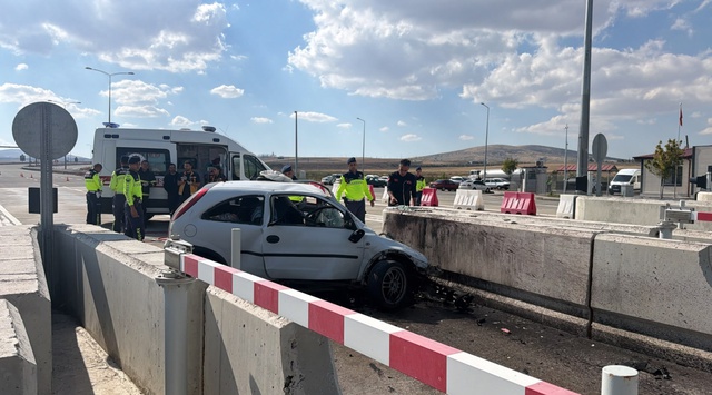 Aksaray'da feci kaza! Beton bariyere çarpan sürücü hayatını kaybetti