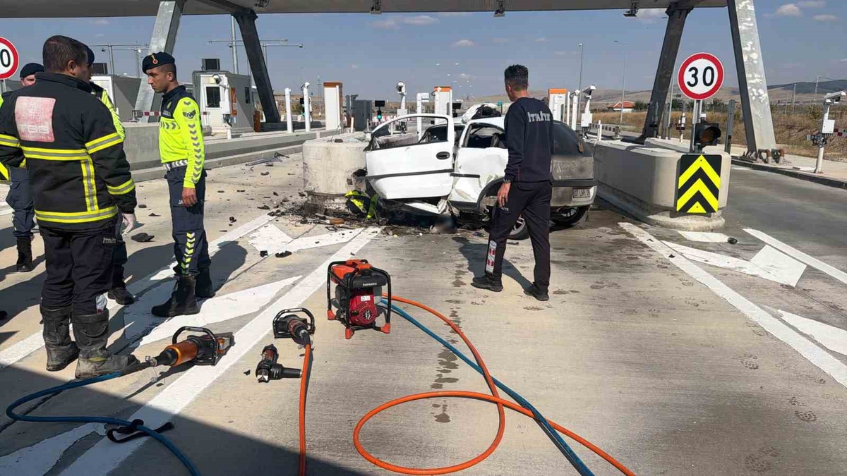 Aksaray\'da gişedeki beton bariyere çarpan otomobilin sürücüsü hayatını kaybetti