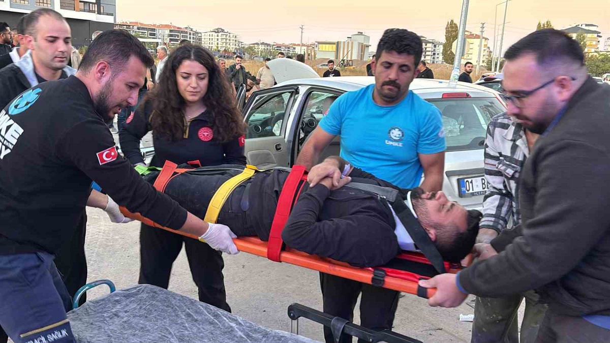 Aksaray\'da araçlar çarpıştı, savrulan araç park halindekine çarptı, 5 kişi yaralandı