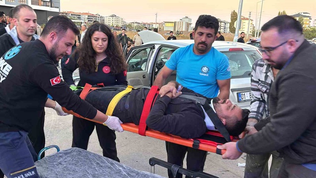 Aksaray'da araçlar çarpıştı, savrulan araç park halindekine çarptı, 5 kişi yaralandı
