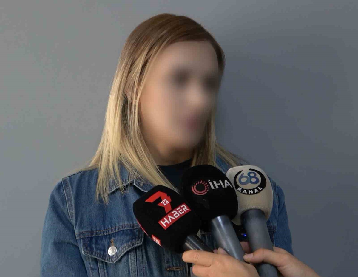 Aksaray\'da 2 kadın, işten dönen kadını yere yatırıp darp etti, o anlar kamerada