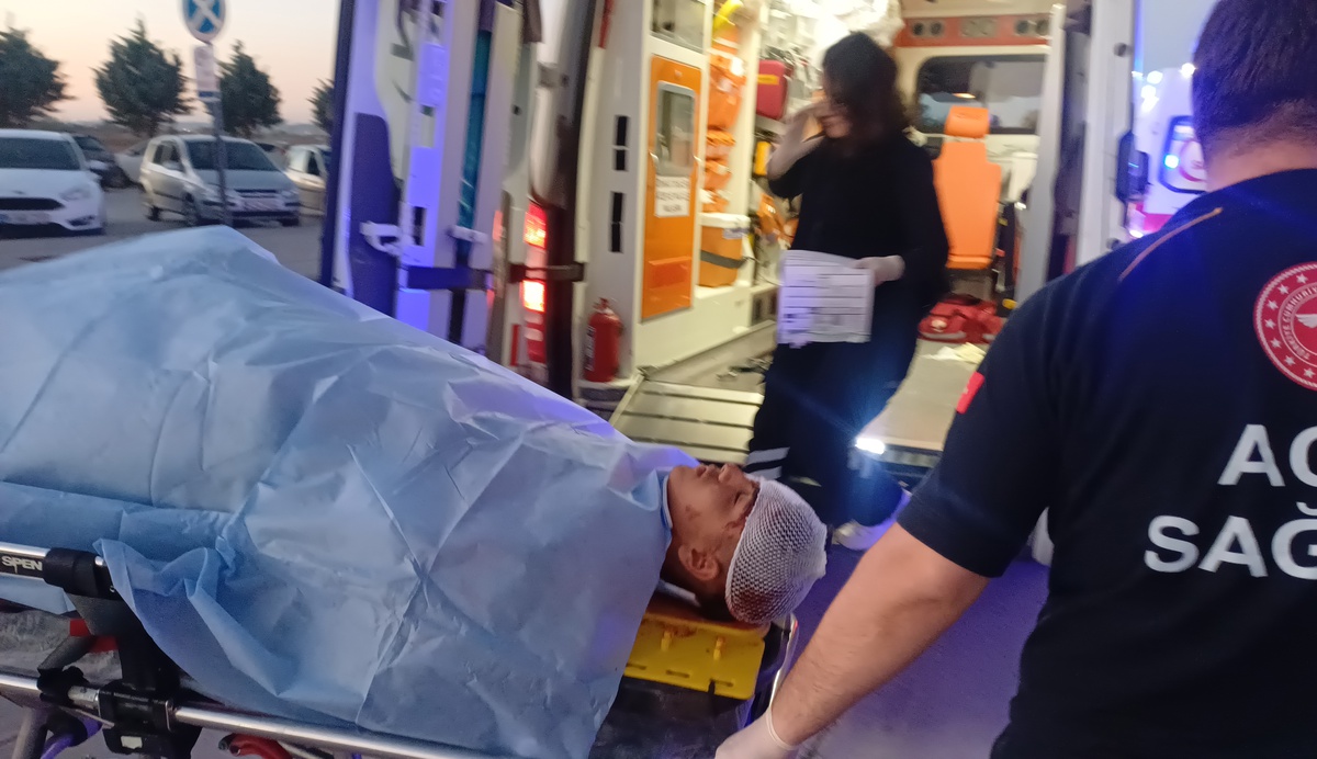 Aksaray Eskil\'de minibüse çarpmamak için manevra yapan 14 yaşındaki çocuk ağır yaralandı