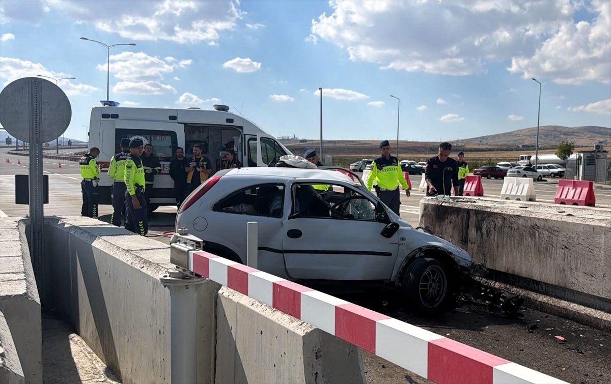 Aksaray Ortaköy\'de gişelerdeki bariyerlere çarpan otomobilin sürücüsü hayatını kaybetti