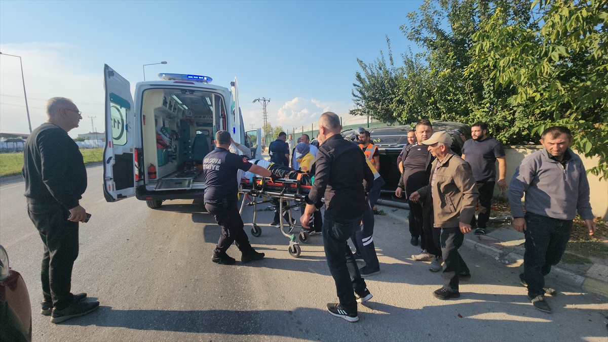 Amasya Suluova\'da iki otomobil çarpıştı, sıkışan 2 yaralıyı itfaiye kurtardı