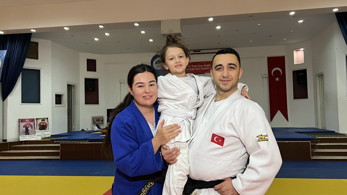 Ankara Çubuk\'ta 6 yaşındaki Miray judoya başlayınca anne ve babası da mindere indi