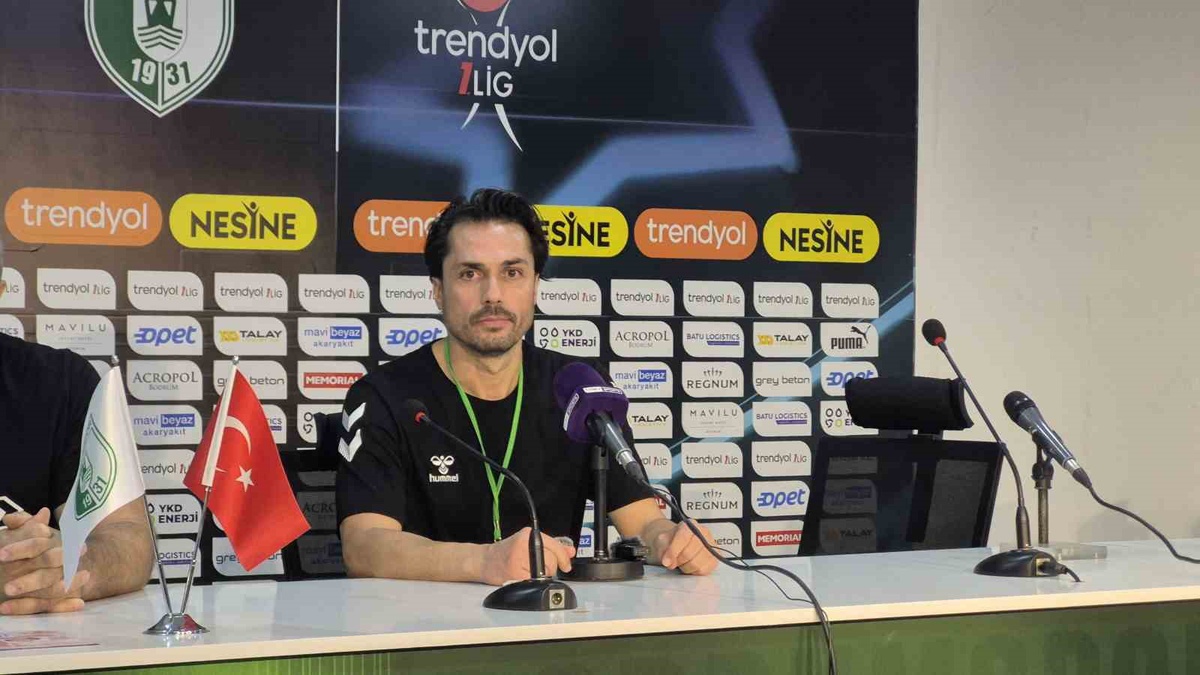 Vedat Kapurtu, Bodrum FK\'yı 2-0 yenen Keçiörengücü\'nün oyuncularını kutladı