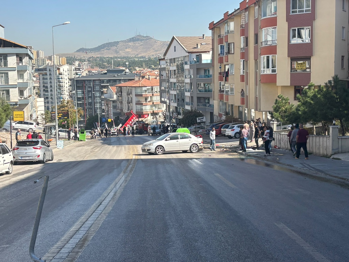 Ankara Mamak\'ta iddiaya göre freni boşalan kamyonet 3 araç ve 2 direğe çarptı