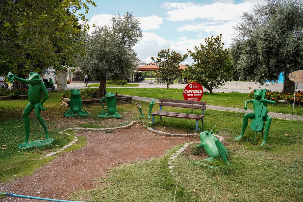 Antalya Muratpaşa\'daki 6 kurbağa heykelinden biri söküldü, birinin kolları parçalandı