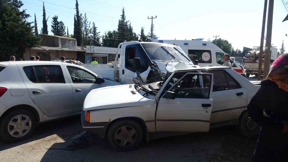 Antalya Kepez\'de çukur nedeniyle 3 aracın karıştığı kazada 2 kişi yaralandı