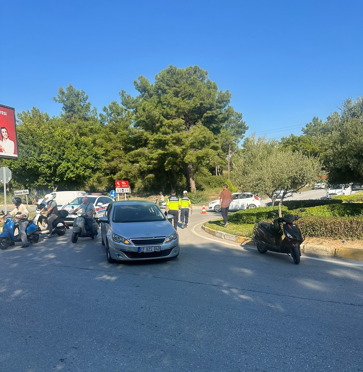 Antalya Manavgat\'ta dönüş yapan otomobil motosikletle çarpıştı, sürücü yaralandı