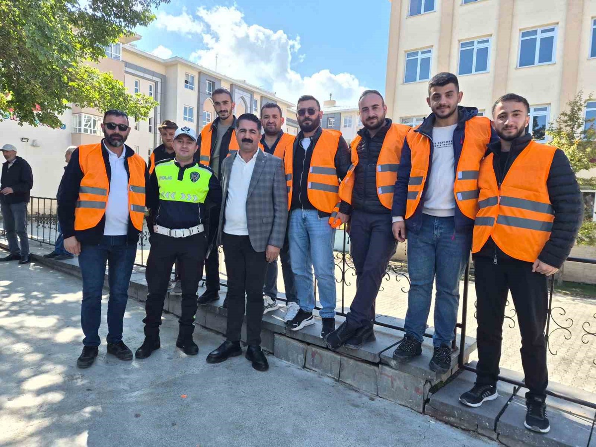 Ardahan\'da öğrenci servis personeline reflektörlü yelek, güvenlik amacıyla dağıtıldı