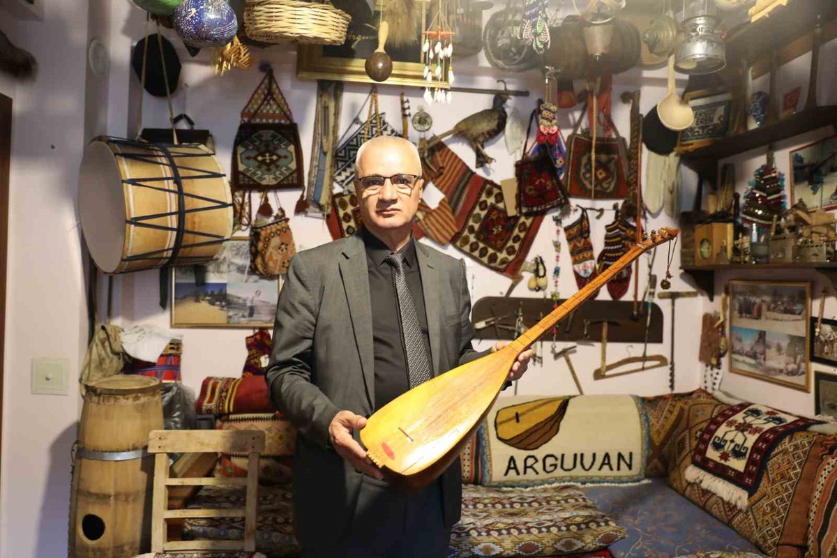 Arguvan Belediye Başkanı Eren, evinin odasını köy müzesine dönüştürdü