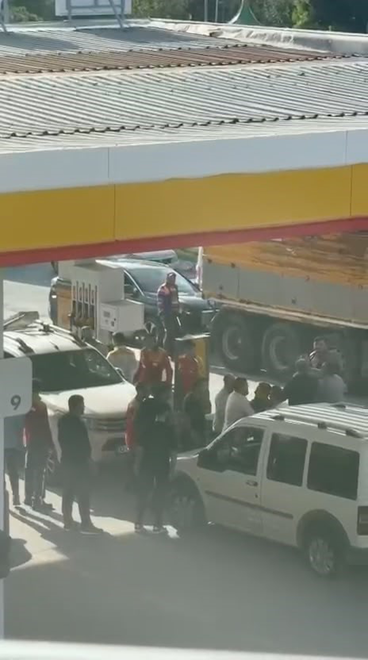 Arnavutköy\'de Shell istasyonunda müşteri ve çalışanların sopalı kavgası kameraya yansıdı