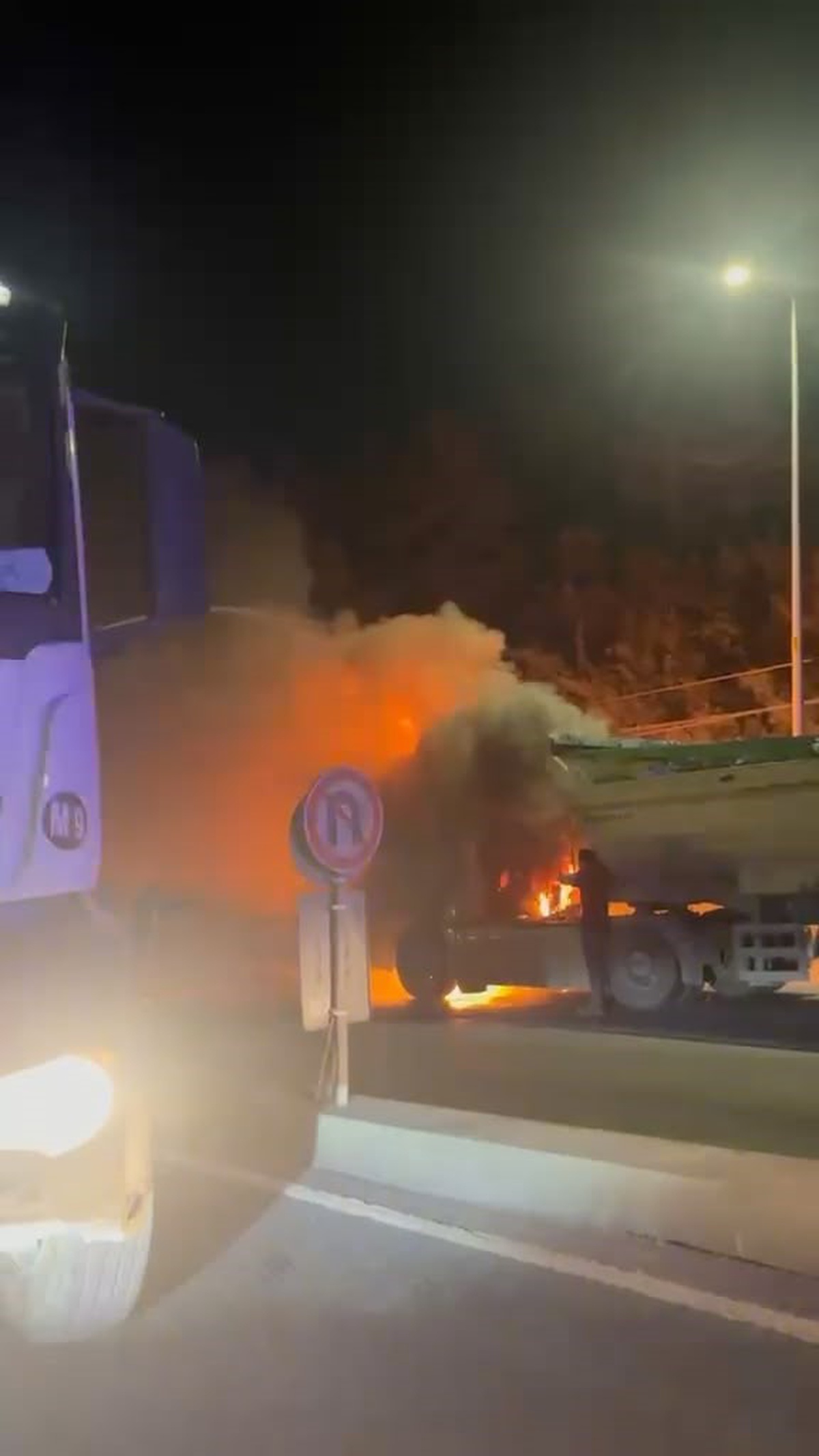 Arnavutköy\'de hafriyat kamyonu alev topuna döndü, beton mikserinden müdahale edildi
