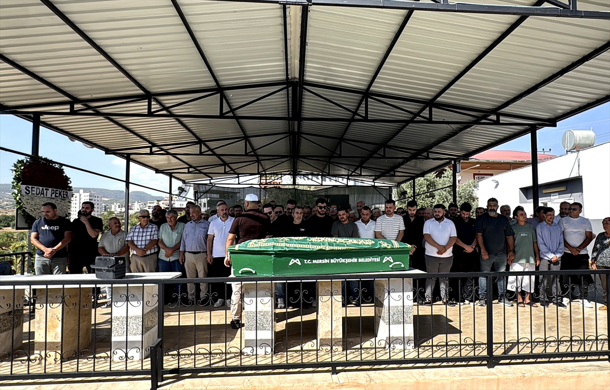 Atilla Taş\'ın 14. kattan düşen kızı, Mersin Mezitli\'de toprağa verildi