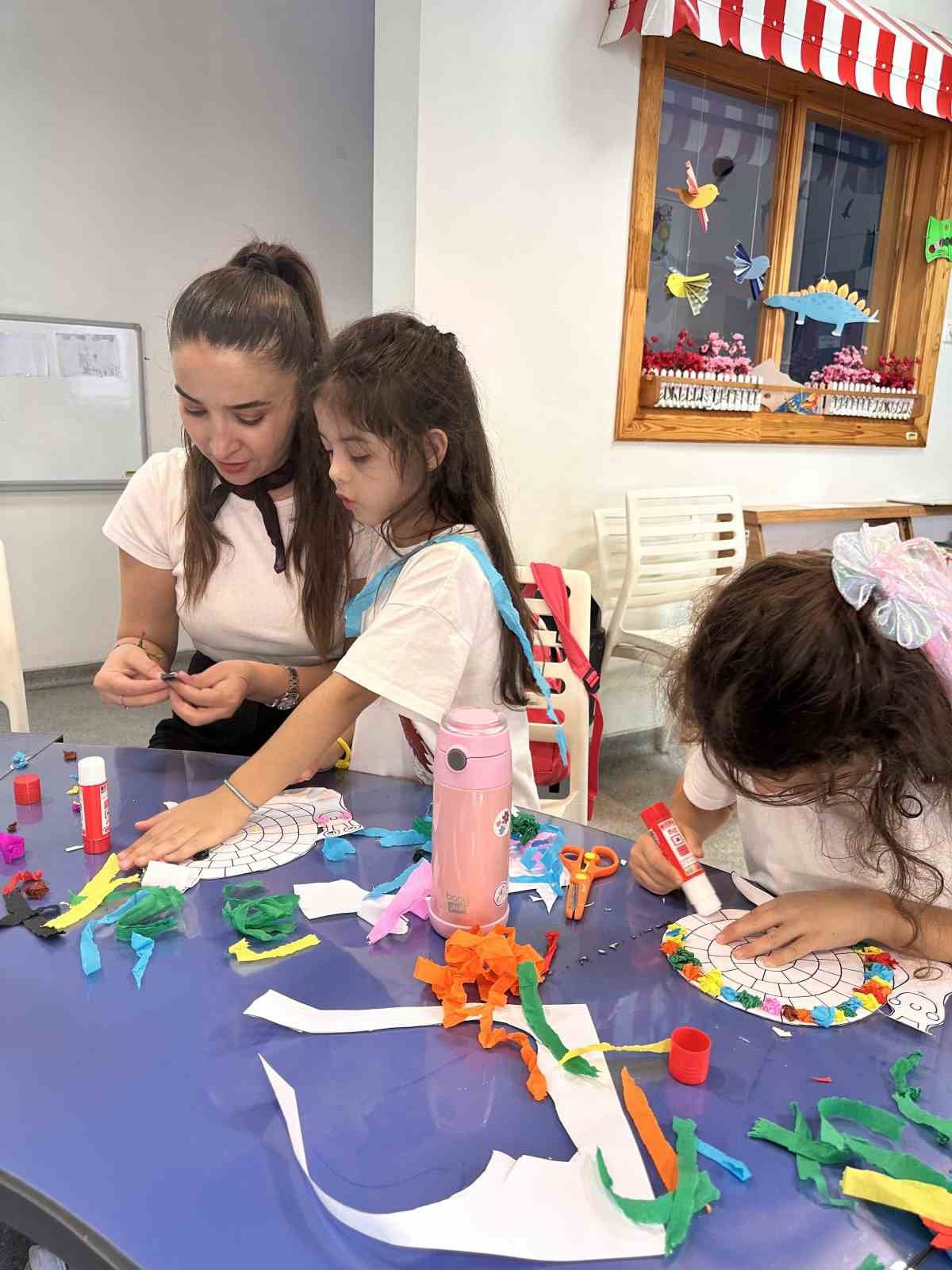 Aydın\'da çocuklar kütüphanede "Tarçın\'ın Kabuğu"nu okuyup salyangoz süslemeleri yaptı