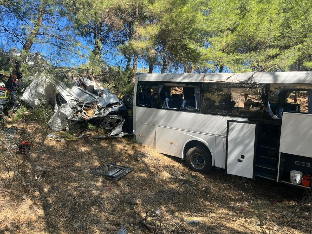 Aydın\'da tur otobüsüyle uçurumdan yuvarlanan minibüs bu hale geldi! 2 ölü, 9 yaralı
