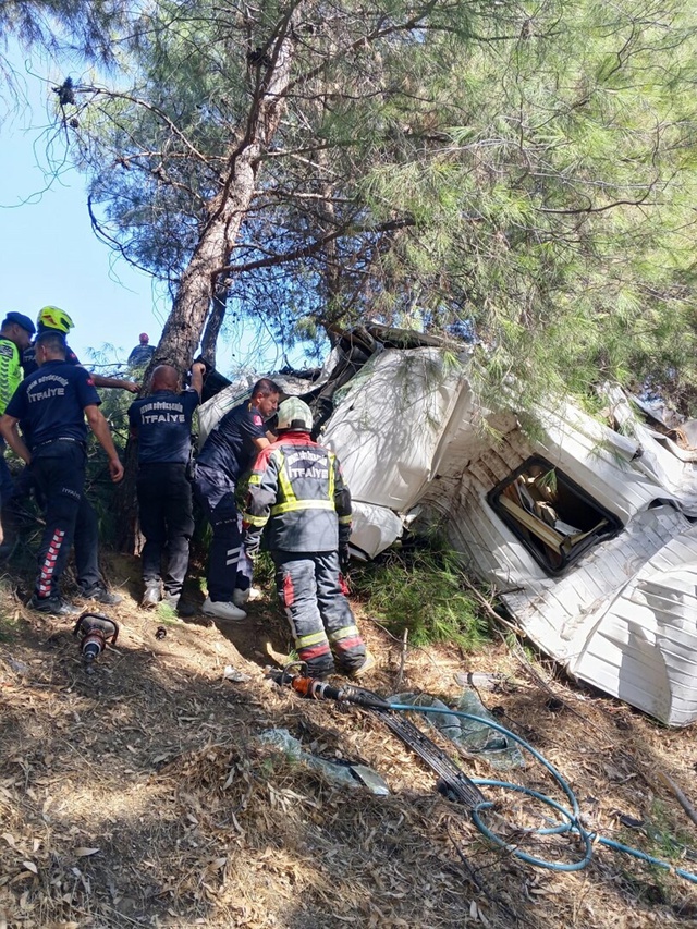Aydın'da tur otobüsüyle uçurumdan yuvarlanan minibüs bu hale geldi! 2 ölü, 9 yaralı