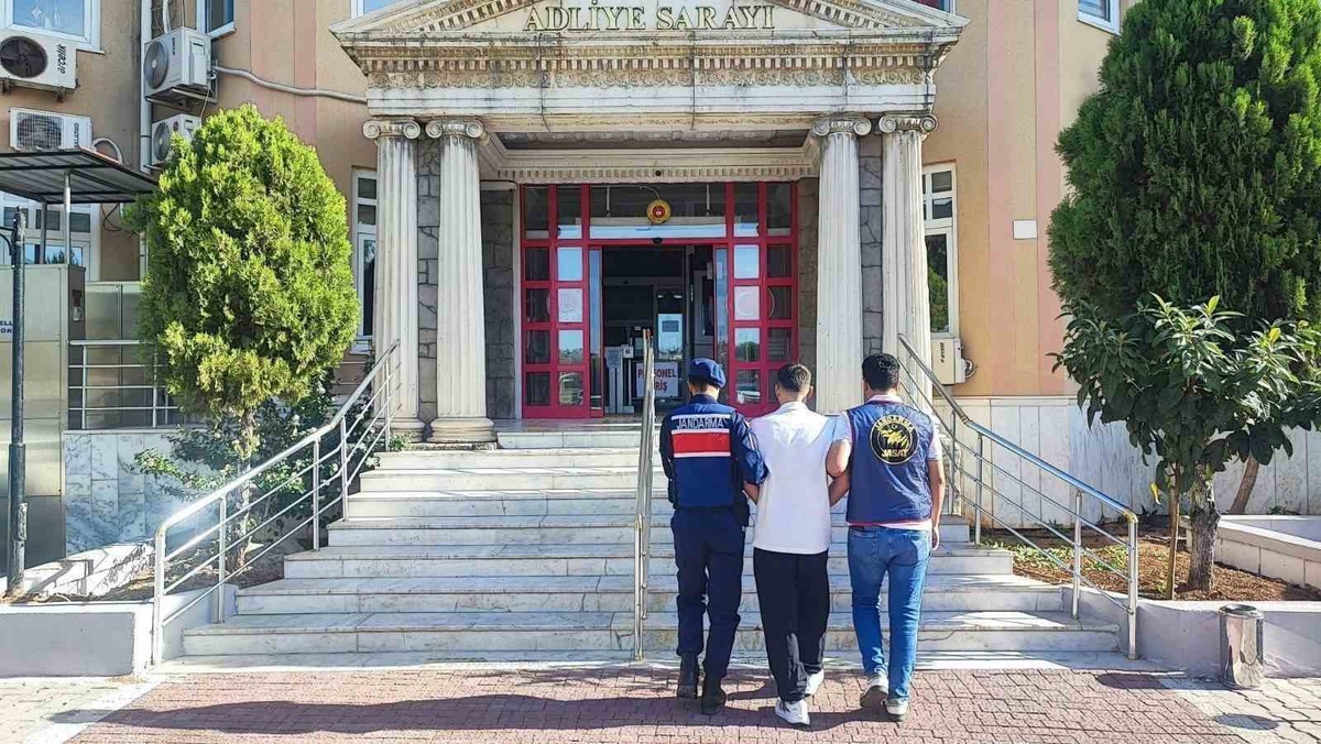 Aydın\'da uyuşturucu suçundan 10\'ar yıl hapis cezalı 2 hükümlü cezaevine teslim edildi