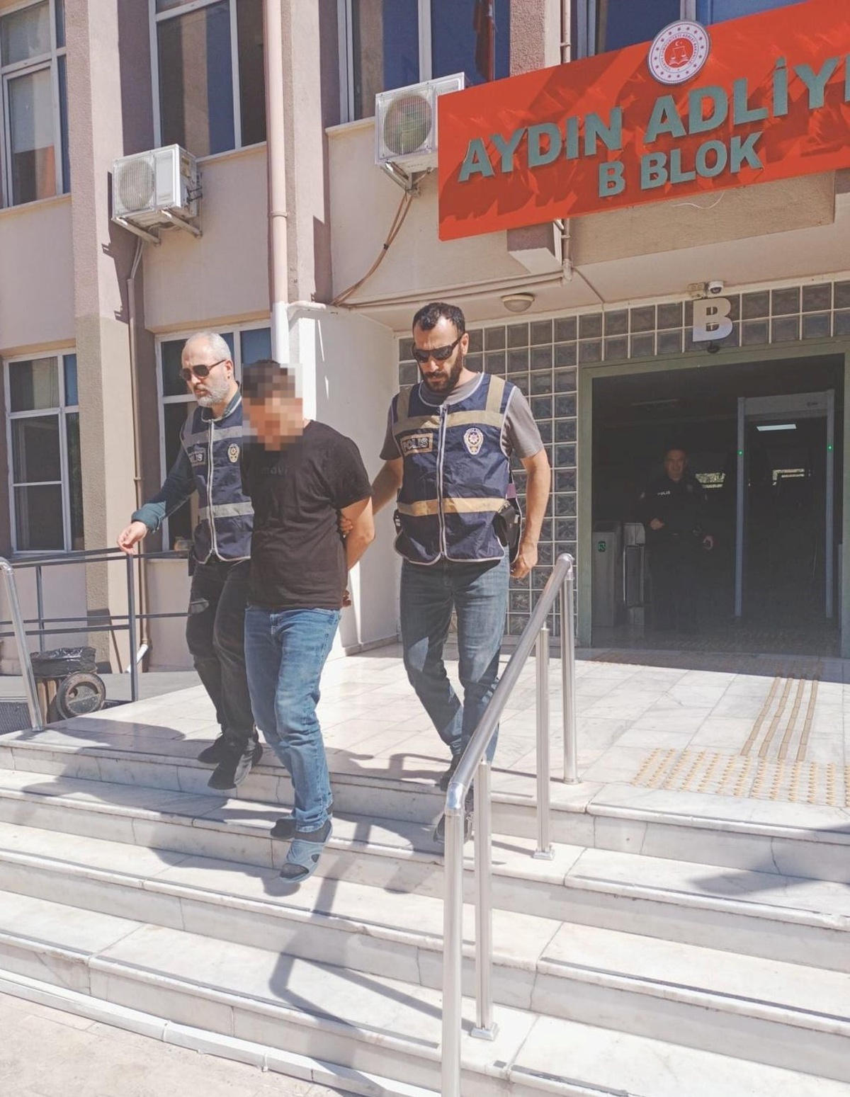 Aydın Efeler\'de uzaklaştırma kararına rağmen kadının boğazını sıkan şahıs tutuklandı