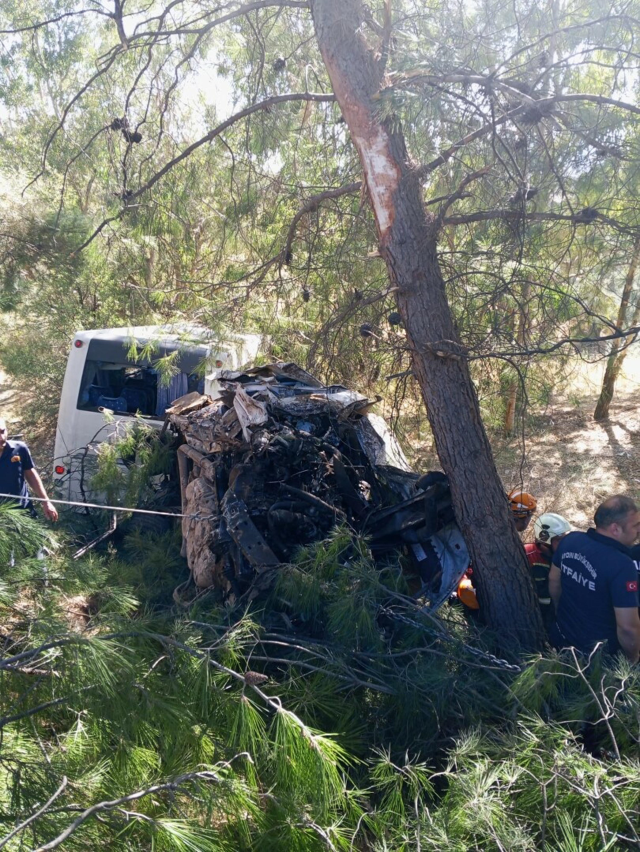 Aydın'da tur otobüsüyle uçurumdan yuvarlanan minibüs bu hale geldi! 2 ölü, 9 yaralı