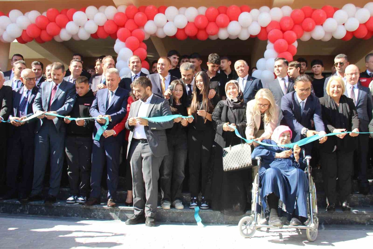 Bakan Tekin İzmir Dikili\'de derslik sayısının 750 bine ulaştığını söyledi