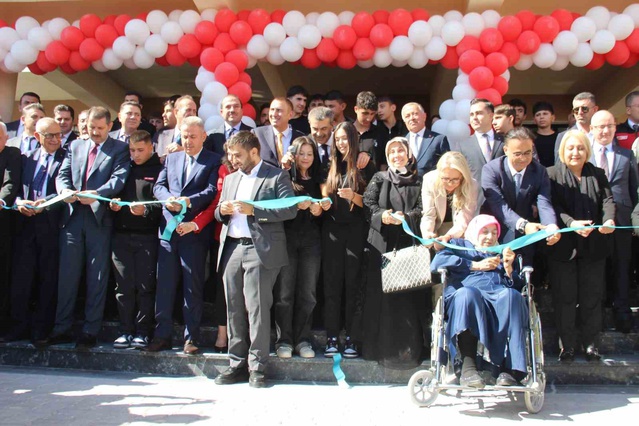 Bakan Tekin İzmir Dikili'de derslik sayısının 750 bine ulaştığını söyledi
