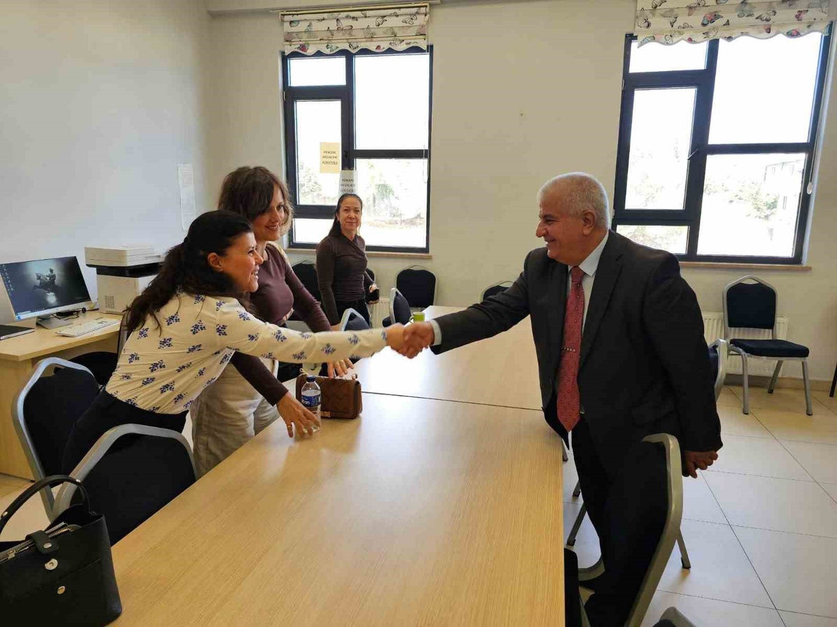 Balıkesir İl Milli Eğitim Müdürü Kal, Çantay İlkokulu\'nda öğretmenlerle görüştü