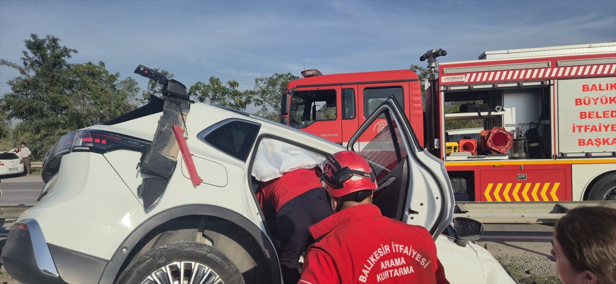 Balıkesir Susurluk\'ta bariyerlere çarpan otomobilde 2 kişi yaralandı, yolcu kurtarıldı