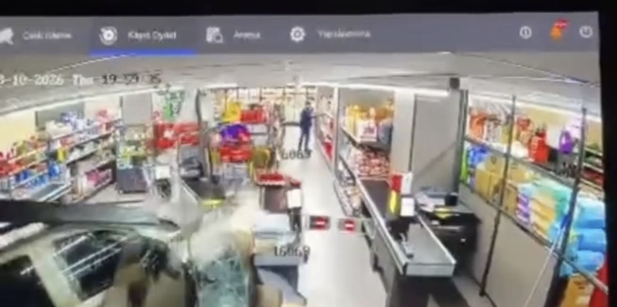 Bartın Ulus\'ta markete giren otomobilin 81 yaşındaki sürücüsü yara almadı