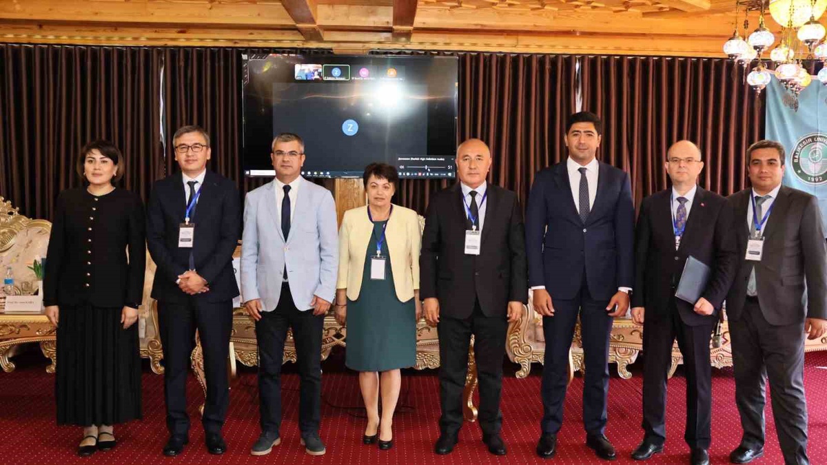 Rektör Oğurlu, Özbekistan\'daki finans sempozyumunda bağımsız denetime dikkat çekti
