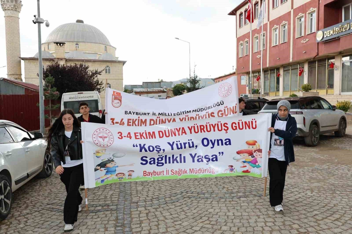 Bayburt Aydıntepe ve Demirözü\'nde meme kanserinde erken tanı için yürüyüş düzenlendi.
