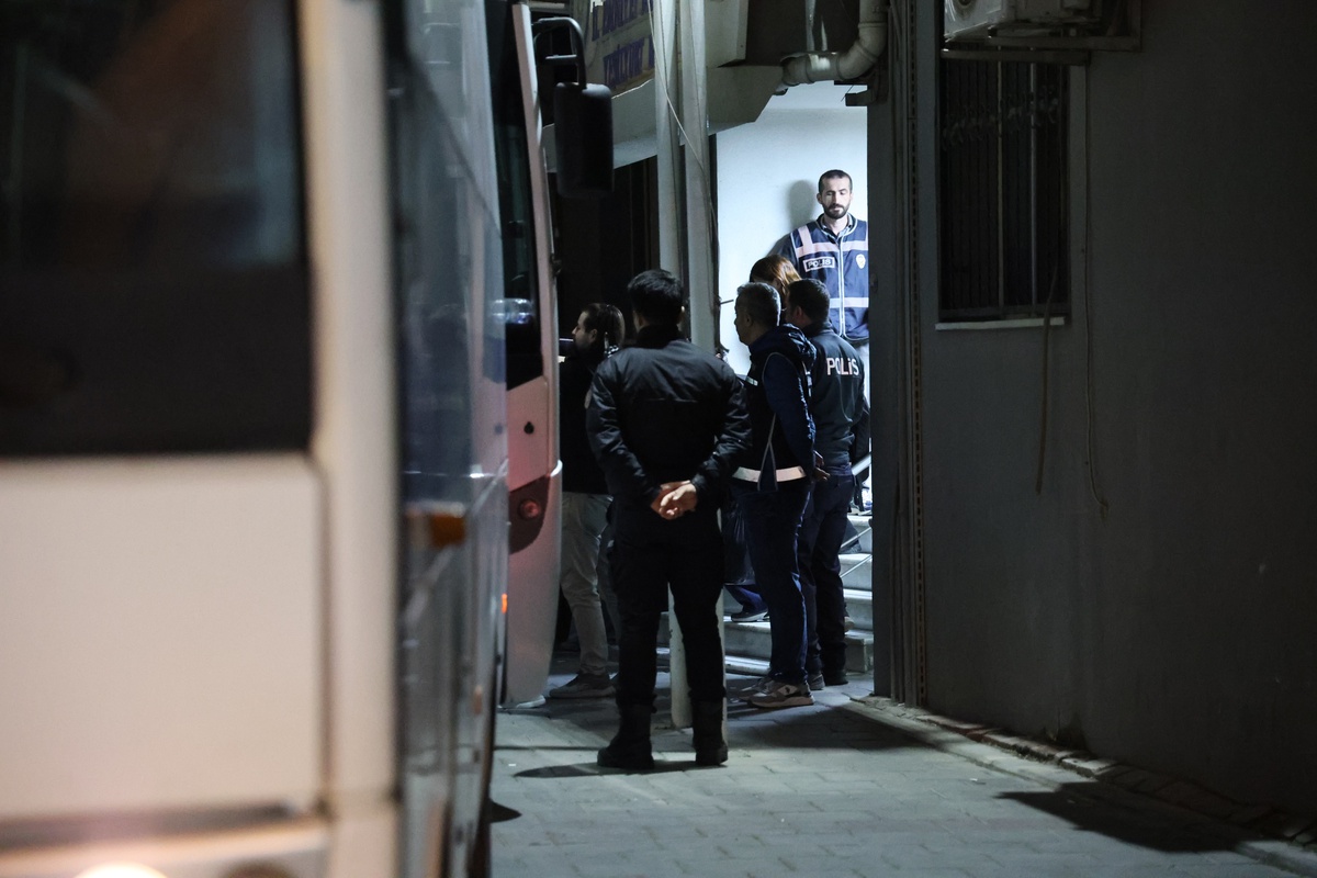 İzmir\'de Bayraklı ve BAYBEL soruşturmasında Sandal dahil 43 şüpheli adliyeye sevk edildi