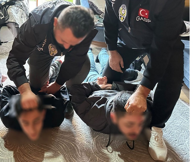 Bayrampaşa'da zorla durdurulan otomobilden 7 kilo altın ve 35 bin euro çalındı