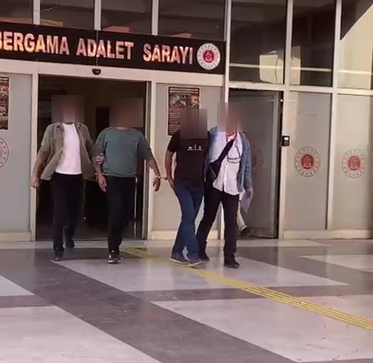 Bergama\'da uyuşturucu hap ele geçirilen araçtaki 2 şüpheli tutuklandı