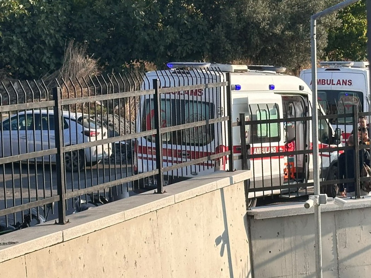 İstanbul Beylikdüzü\'nde okul yolunda 2 öğrenciye çarpıp kaçan sürücü aranıyor