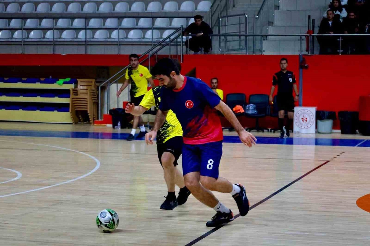 Bilecik'te 4. Kamu Spor Oyunları Futsal Turnuvası kamu kurumları takımlarıyla başladı