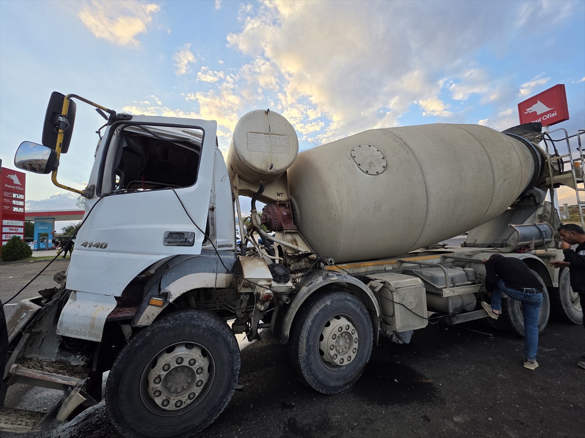 Bingöl\'de beton mikseriyle çarpışan sondaj aracı şarampole devrildi, 2 kişi yaralandı